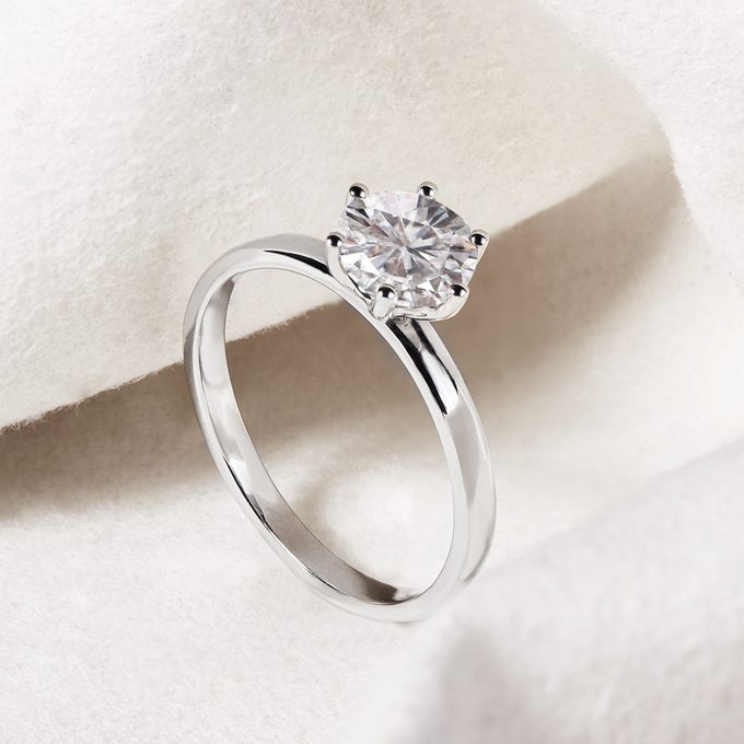 classic engagement ring with diamond in white gold - KLENOTA