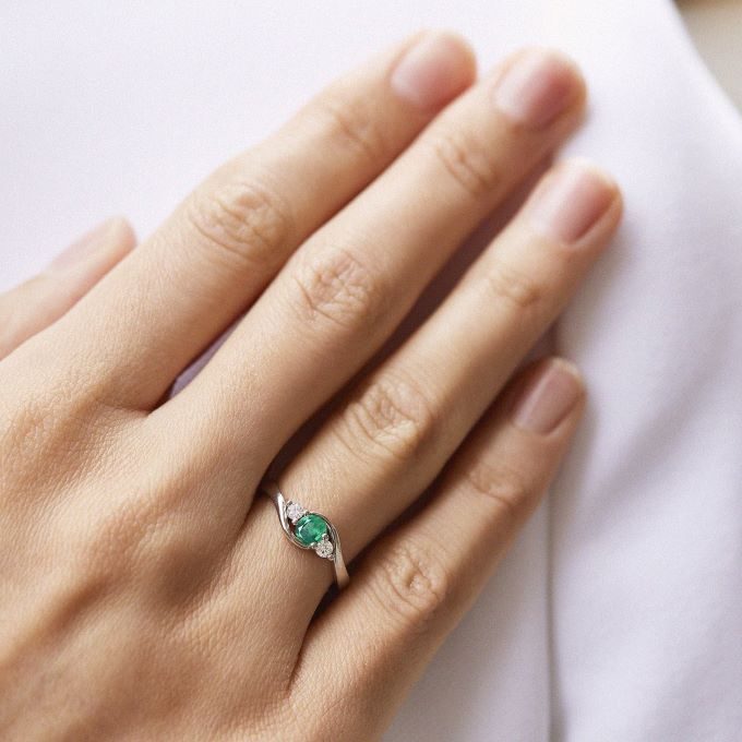  diamond ring with emerald and diamonds - KLENOTA