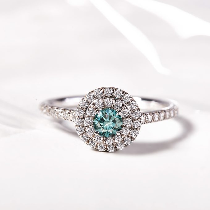  Ring aus Weißgold mit einem mit Diamanten besetzten blauen Diamanten - KLENOTA