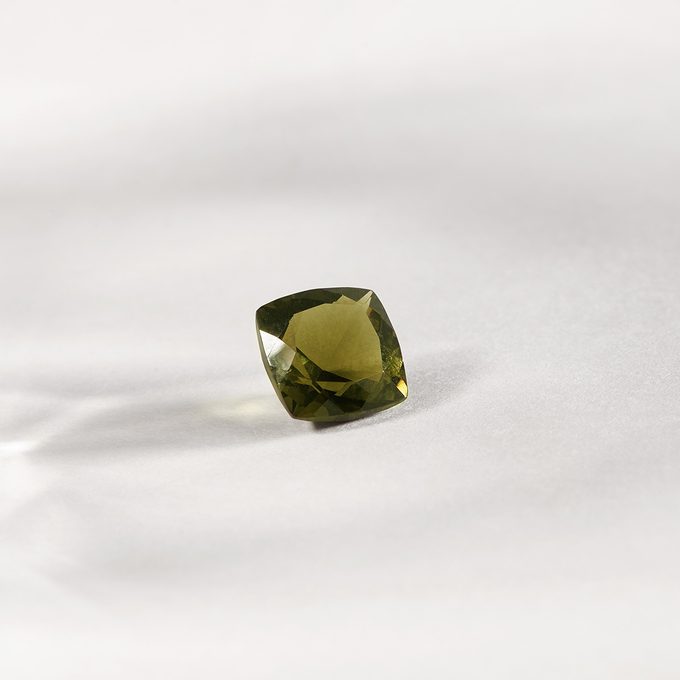 Joaillerie : tout savoir sur la moldavite, la pierre verte venue du ciel –  La Sœur de la Mariée