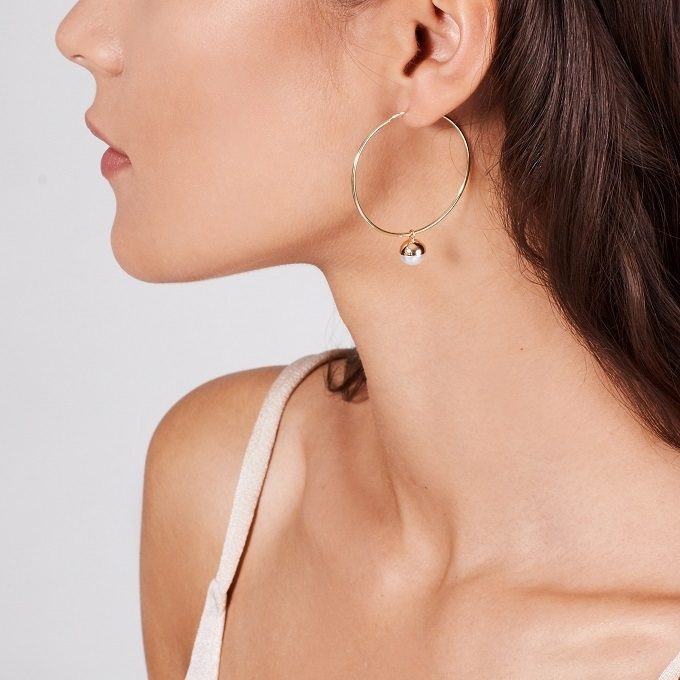 Golden hoop earrings with pearl - KLENOTA