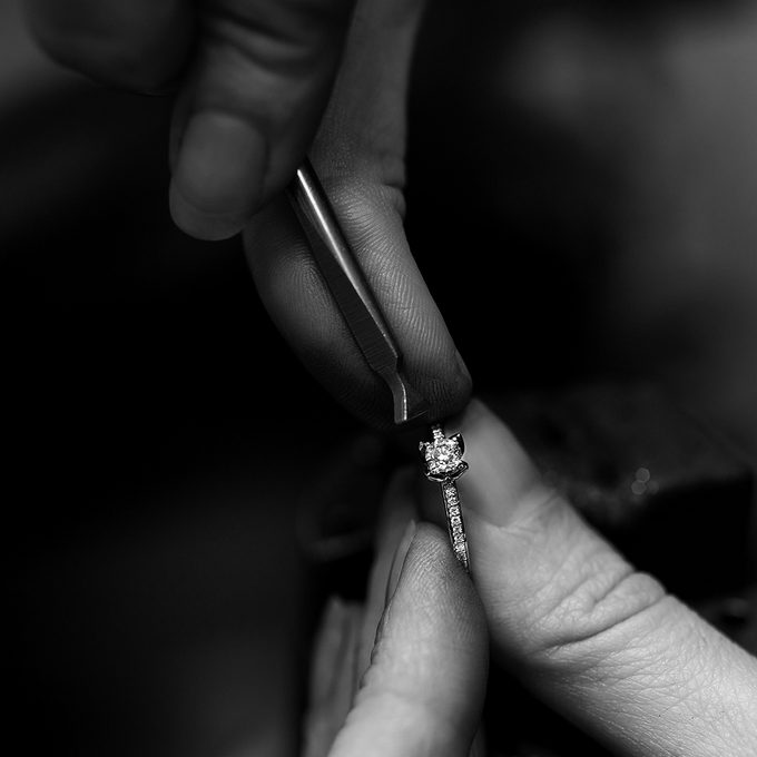Fasování diamantu do zásnubního prstenu - KLENOTA