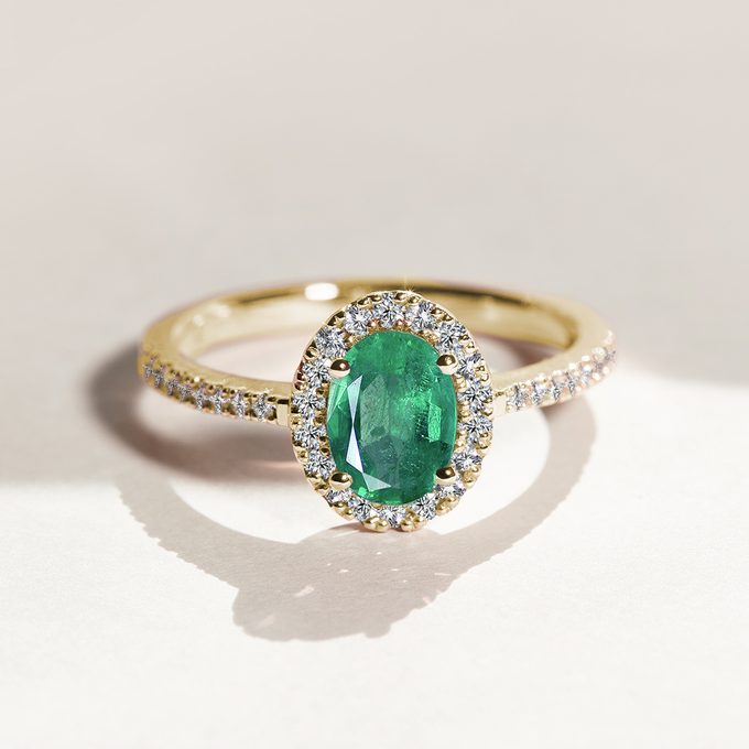 diamond ring with central emerald in yellow 14k gold - KLENOTA