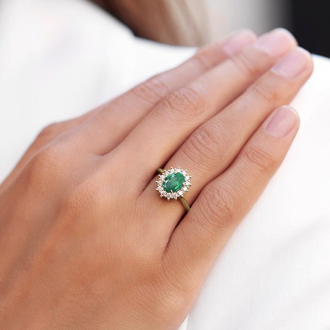 Diamond ring with emerald in 14k white gold - KLENOTA