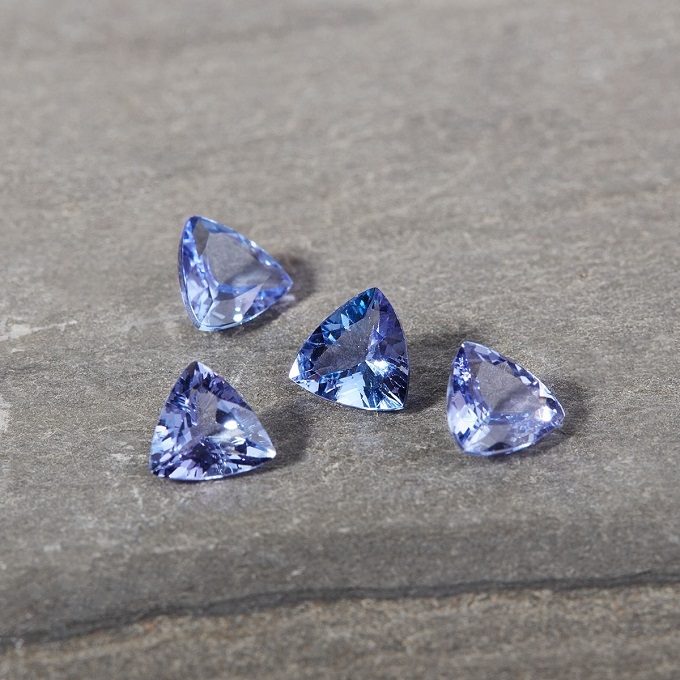 Des tanzanites en coupe trillion - KLENOTA