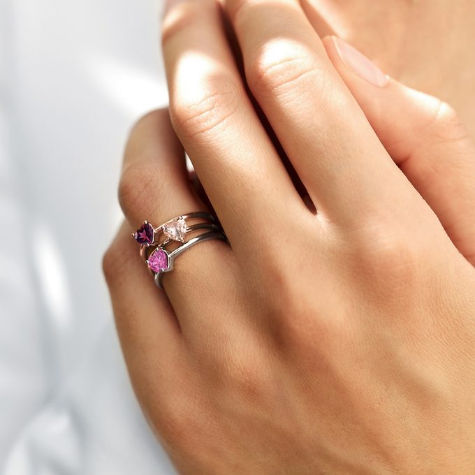 zlaté prstýnky s růžovým drahokamem ve tvaru srdce - KLENOTA