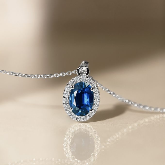 luxusní diamantový náhrdelník se safírem v bílém zlatě - KLENOTA