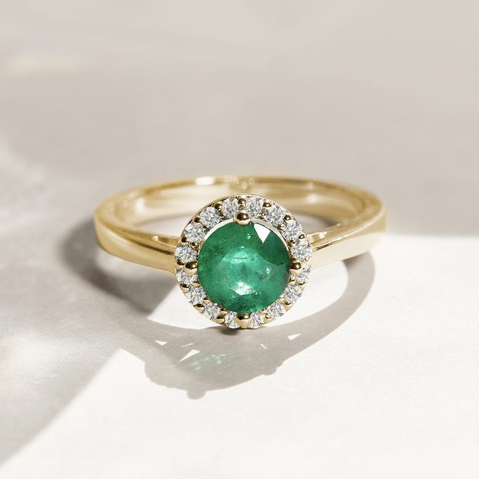 Luxury diamond ring with central emerald in 14k yellow gold - KLENOTA
