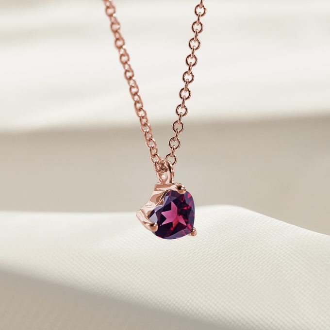 náhrdelník s granátem ve tvaru srdce