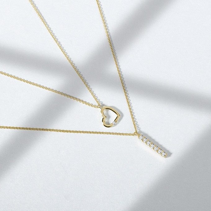 Gold necklaces with a heart-shaped pendant and a diamond line - KLENOTA