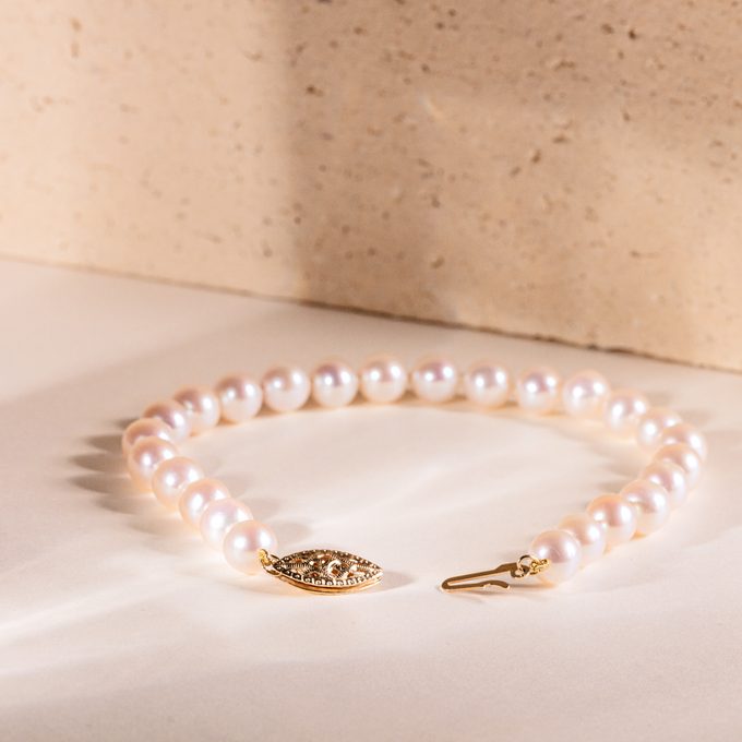 Elegant women's pearl bracelet in gold - KLENOTA
