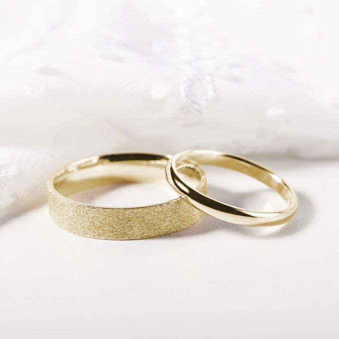 Snubní prsteny s úpravou materiálu pískování ve žlutém zlatě - KLENOTA
