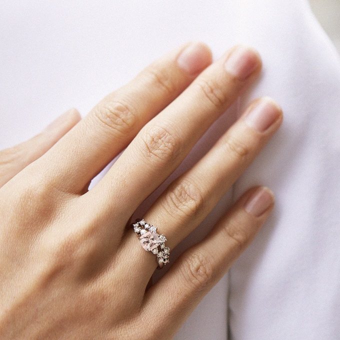 Zásnubný prsteň s morganitom a zlatý snubný prsteň s diamantmi - KLENOTA