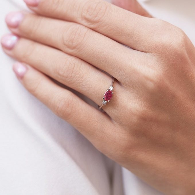 Ring with a ruby and diamonds in white gold - KLENOTA