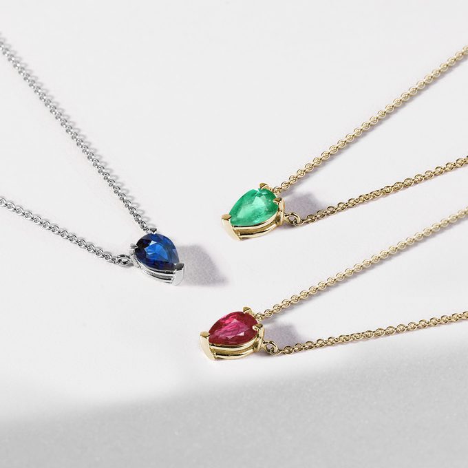 Zlaté nadčasové náhrdelníky se safírem, smaragdem a rubínem