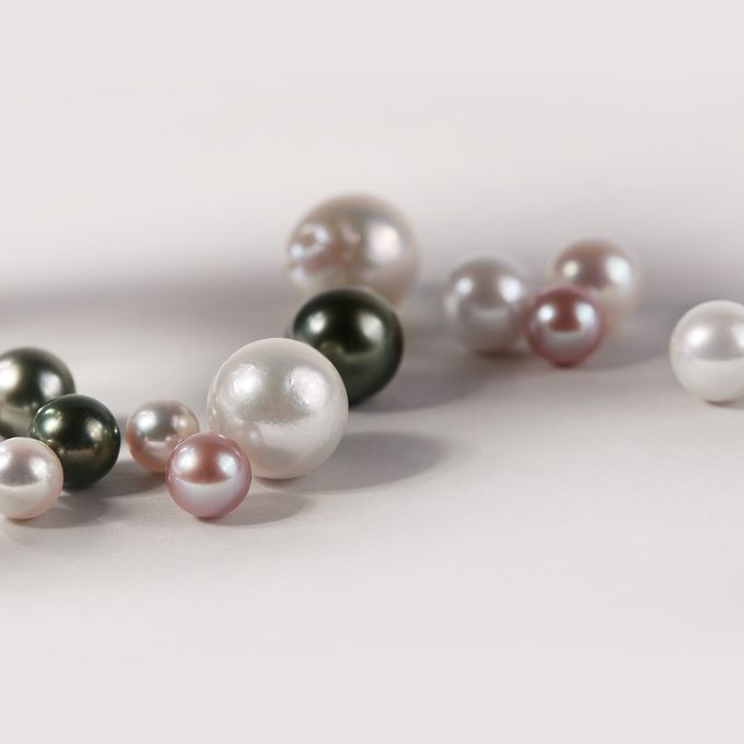 Diverse colour range of freshwater pearls - KLENOTA