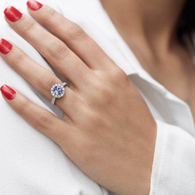 Bague halo en or blanc avec tanzanite et diamants - KLENOTA