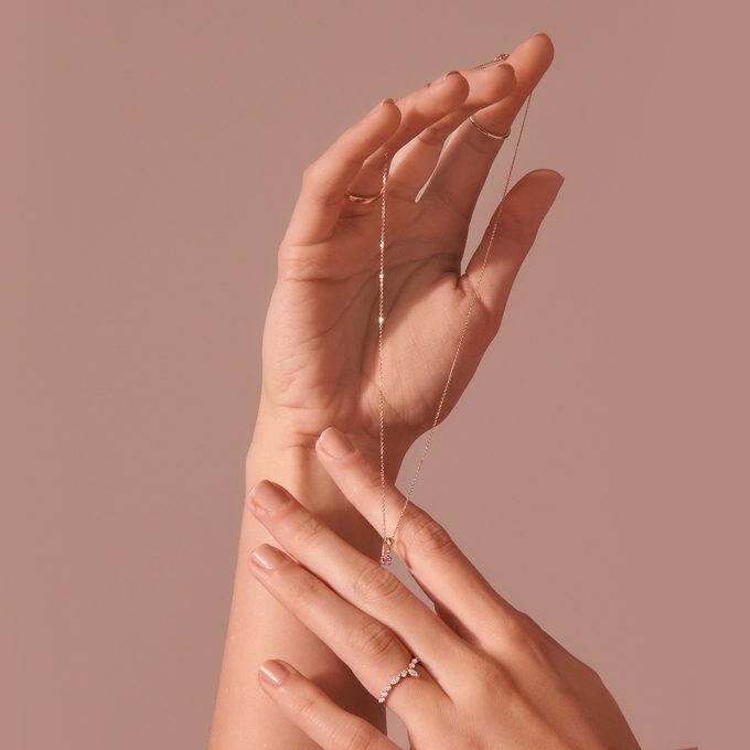 minimalistický zlatý náhrdelník v růžovém zlatě - KLENOTA
