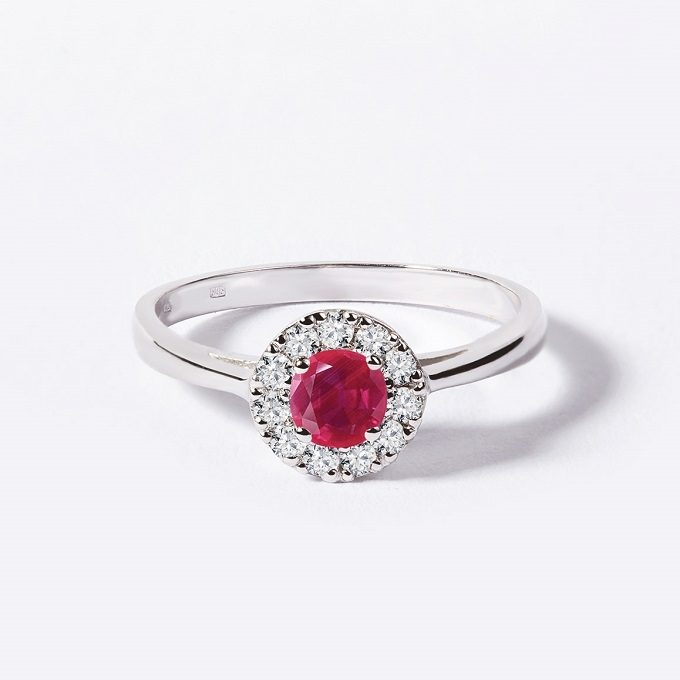 HALO ring with a ruby and diamonds in white gold - KLENOTA