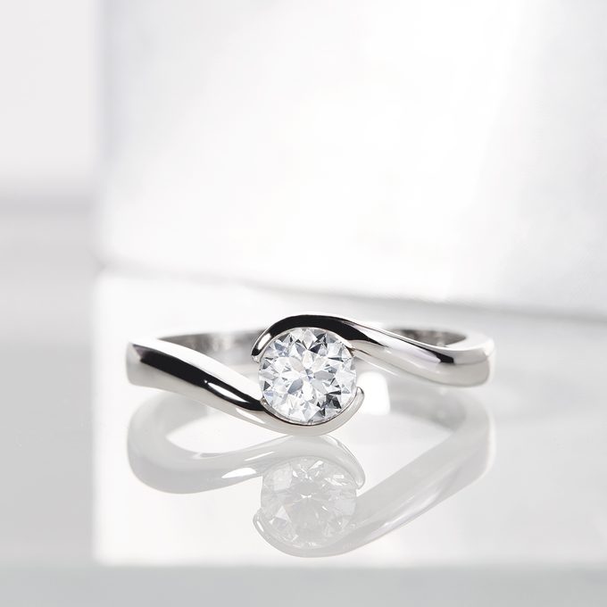 bague de luxe en or blanc avec diamant - KLENOTA