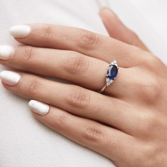 Engagement ring with sapphire and diamond in white gold - KLENOTA