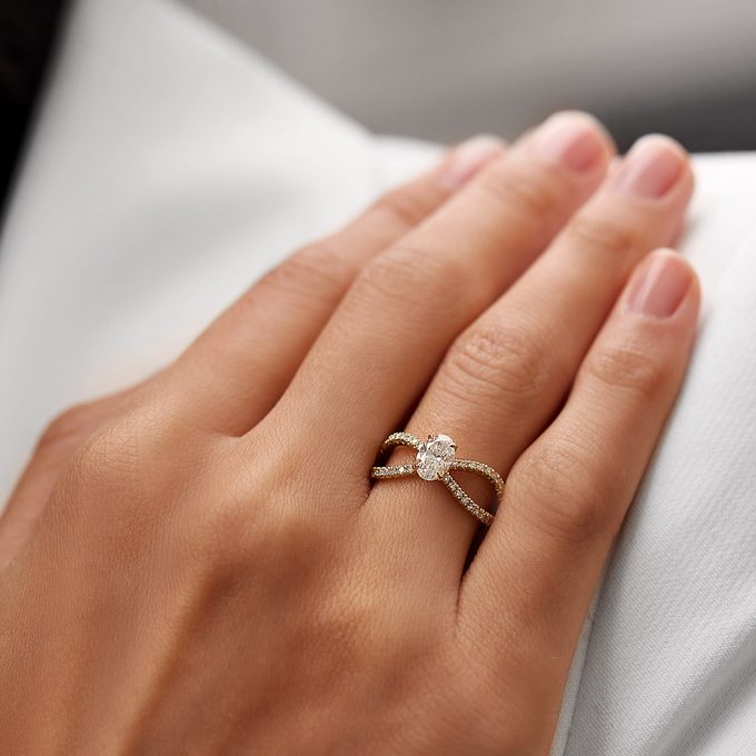 luksusowy złoty pierścionek z brylantem z charakterystycznym, wyhodowanym w laboratorium diamentem - KLENOTA