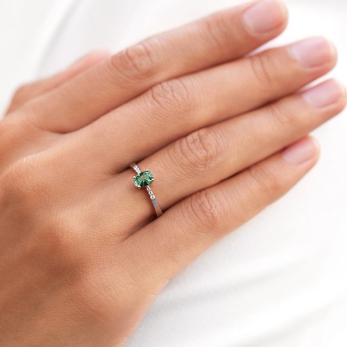 Elegancki pierścionek w białym złocie z zielonym turmalinem i brylantami - KLENOTA