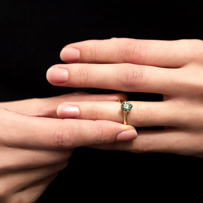Złoty pierścionek z zielonym moissanitem - KLENOTA