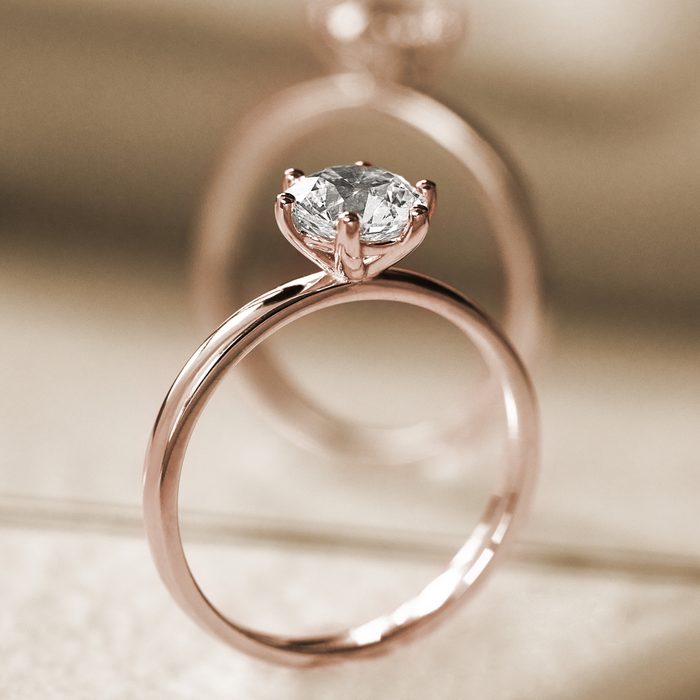 How to choose the right size for an engagement ring