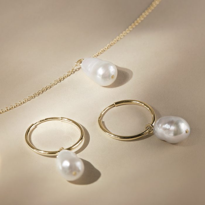 Remarkable stories: Charity partnership jewelry featuring baroque pearls