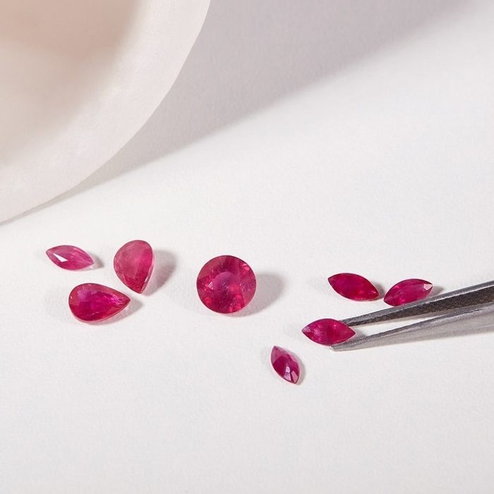 Le rubis rouge : une pierre précieuse royale de la couleur du sang