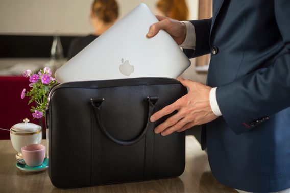 Kožená slim taška na notebook John & Paul - černá