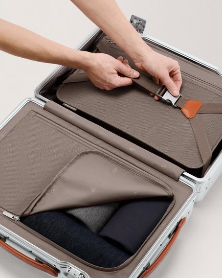Carl Friedrik — The Carry-on Aluminium