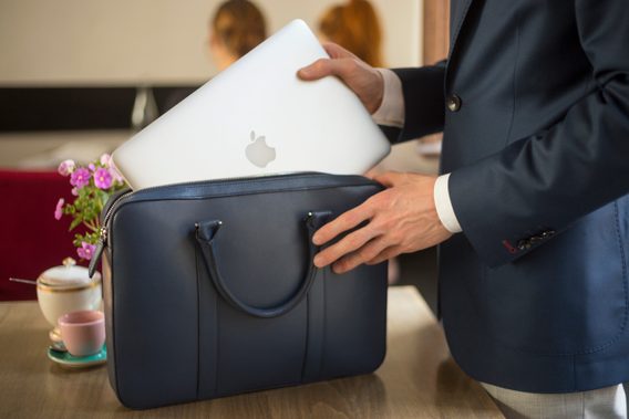 Kožená slim taška na notebook John & Paul - modrá