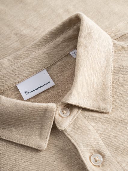 Lněné polo tričko Knowledge Cotton Apparel — Safari