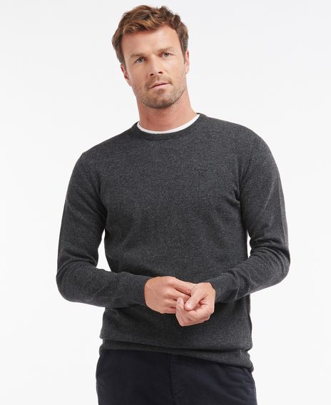 Barbour Essential Lambswool Crew Neck Sweatshirt Charcoal P ijemny svet ik z jehn i vlny Barbour Lehke svetry Svetry a mikiny Oble eni Gentleman Store