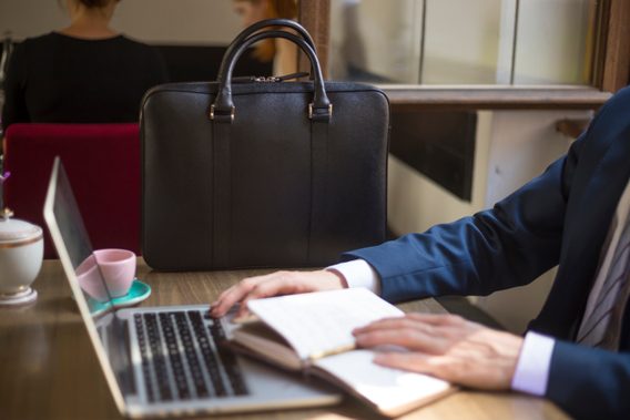 Kožená slim taška na notebook John & Paul - černá