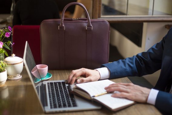 Kožená slim taška na notebook John & Paul - vínová