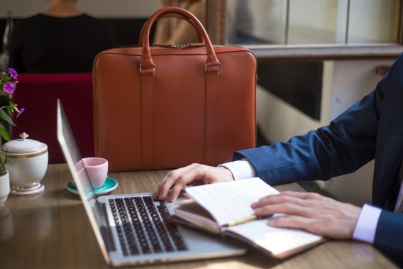 Kožená slim taška na notebook John & Paul - koňak