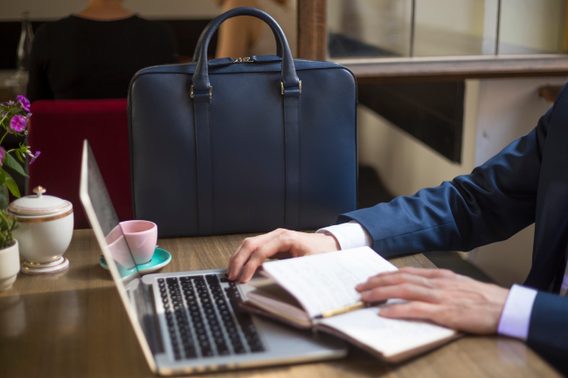 Kožená slim taška na notebook John & Paul - modrá