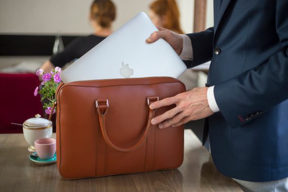 Kožená slim taška na notebook John & Paul - koňak