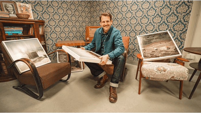 Na návštěvě u Matěje Třešňáka, fotografa, který po nocích swinguje