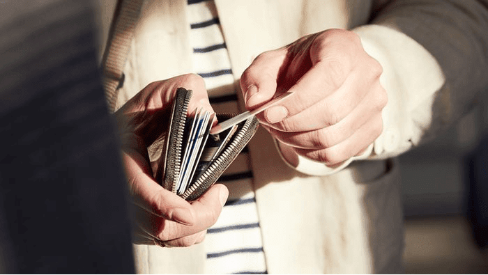 Портфейлът е нещо повече от аксесоар