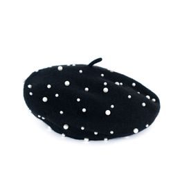 Černý baret s perličkami