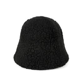 Slušivý černý klobouk na podzim a zimu