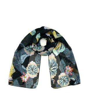 Jemná květinová šála černá
