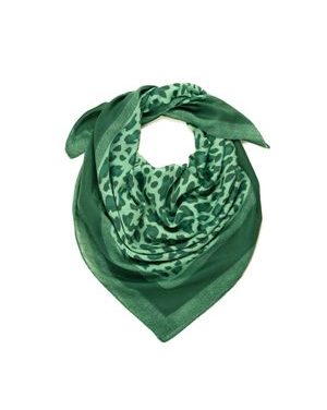 Zelený šál s orientálním motivem