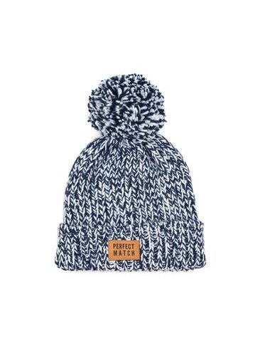 Černobílá čepice s bambulí