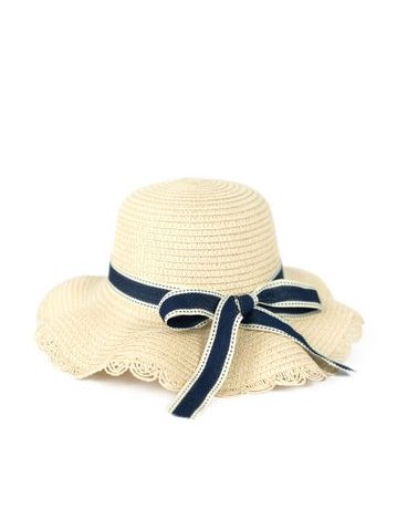 Klobouk s černým lemem a mašlí