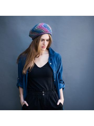 Teplá čepice - baret s květy bílá